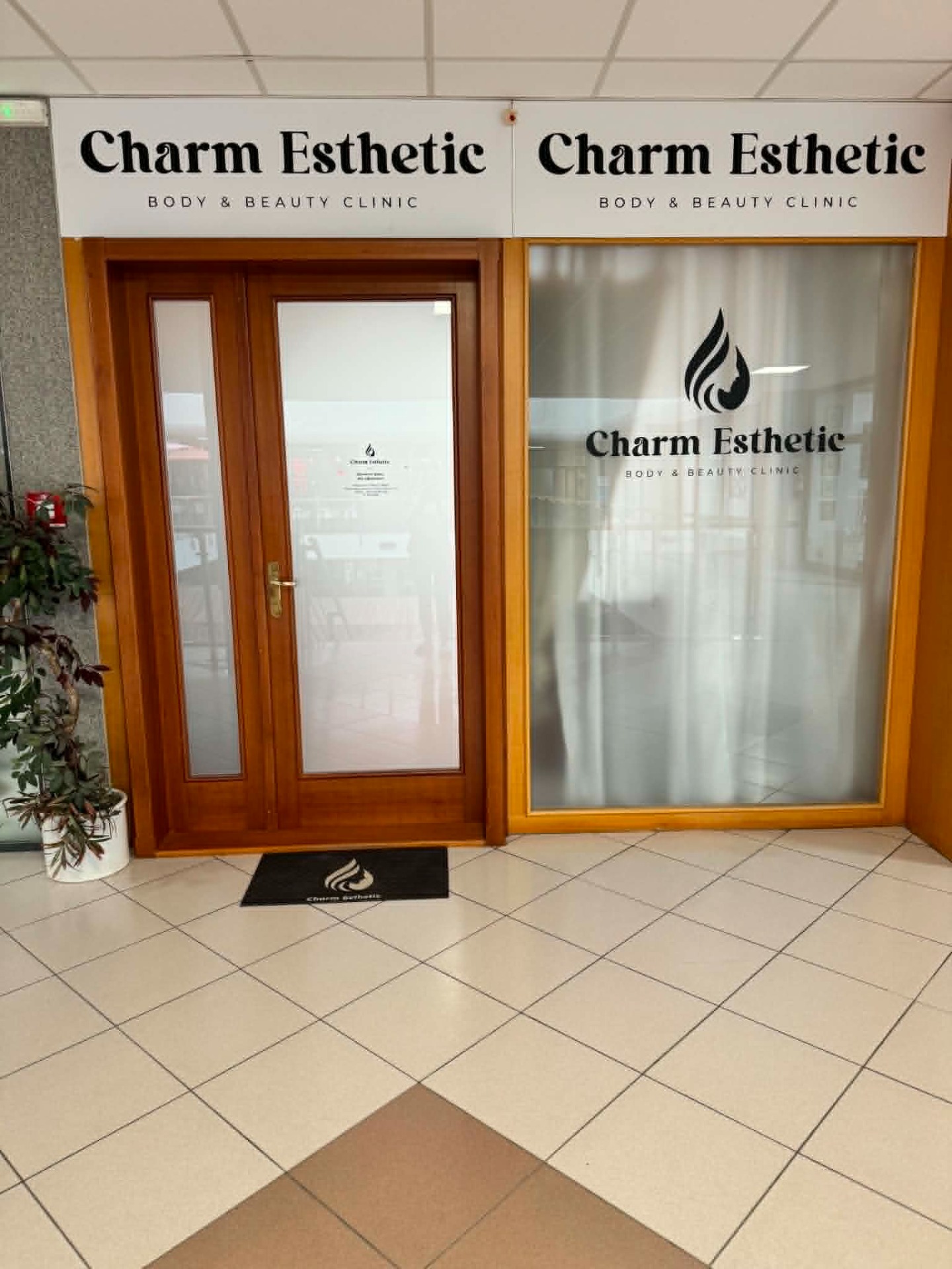 Vstup do školícího centra Charm Esthetic, Příkop 6, Brno. Profesionální kurzy prodlužování řas, lash liftingu, laminace obočí a další. Součástí je kosmetický salon a kamenný obchod s materiály na řasy Charm Lashes.